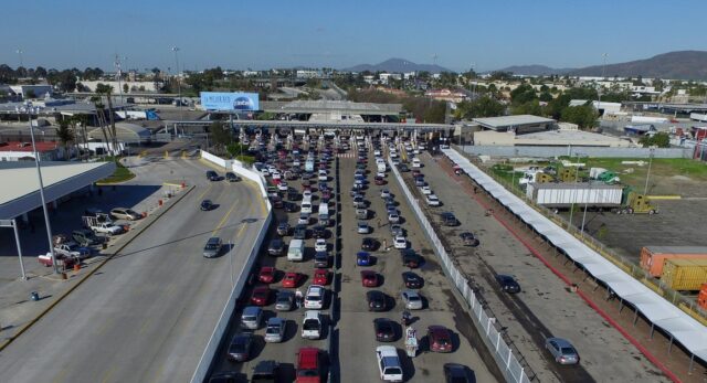Vista de cruce fronterizo entre México y Estados Unidos
