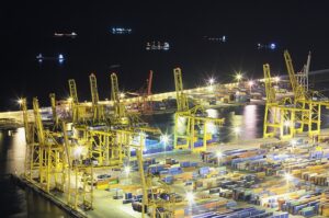 Tráfico del puerto de Barcelona: vehículos y sólidos mitigan su caída del 9,6%
