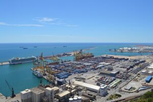 Tráfico del puerto de Barcelona: vehículos y sólidos mitigan su caída del 9,6%
