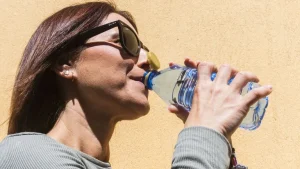 Tapones unidos a las botellas- una medida polémica y necesaria2