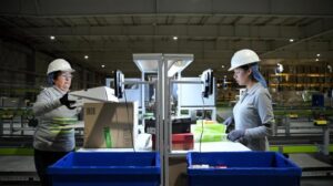 Mujeres trabajando en centro logístico de Falabella