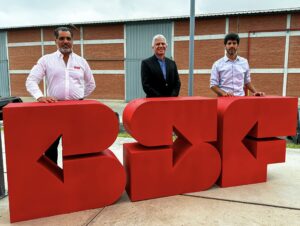 Gerente Comercial de BSF, Alberto Vexler, visitantes en un recorrido por el Centro Logístico