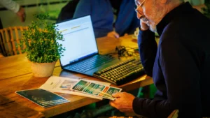 Hombre, leyendo la infografía sobre el estudio de Amazon