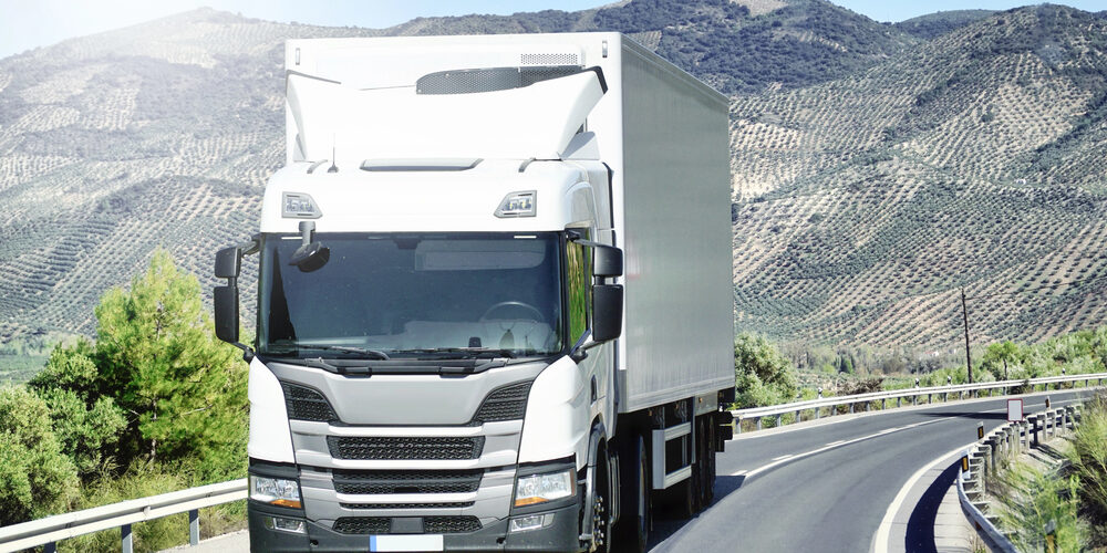 Resumen de las medidas tributarias aprobadas por el Gobierno para 2026 Por Raquel Arias 26 Diciembre 2025 0 tamaño de la fuente Imprimir Email Camión recargando electricidad Camión recargando electricidadTransporte Profesional El Gobierno de España ha aprobado el Real Decreto-ley 16/2025, de 23 de diciembre, por el que se prorrogan determinadas medidas para hacer frente a situaciones de vulnerabilidad social, y se adoptan medidas urgentes en materia tributaria y de Seguridad Social. Entre las medidas aprobadas por el Gobierno en materia fiscal, económico o tributario, figura la prórroga del régimen de módulos para los trabajadores por cuenta propia, la fijación del nuevo salario mínimo interprofesional para 2026 o la deducción por la adquisición de vehículos eléctricos enchufables, de pila de combustible y puntos de recarga eléctrica. Para el ejercicio 2026 y hasta la aprobación de la correspondiente Ley de Presupuestos Generales del Estado, las bases mínimas de cotización, de los grupos de cotización de los regímenes que las tengan establecidas, se incrementarán de forma automática en el mismo porcentaje que lo haga el salario mínimo interprofesional, incrementado en un sexto y las bases máximas de cada categoría profesional y el tope máximo de las bases de cotización se fija en 5.101,20 euros mensuales, conforme a lo establecido en el artículo 19.3 y en la disposición transitoria trigésimo octava del texto refundido de la Ley General de la Seguridad Social. Para el año 2026, la cotización correspondiente al Mecanismo de Equidad Intergeneracional, de acuerdo con la disposición transitoria cuadragésima tercera del texto refundido de la Ley General de la Seguridad Social, será de 0,90 puntos porcentuales. Modificación de la Ley 35/2006, del Impuesto sobre la Renta de las Personas Físicas Los contribuyentes podrán deducir el 15% del valor de adquisición de un vehículo eléctrico nuevo, en cualquiera de las siguientes circunstancias: a) Cuando el vehículo se adquiera desde la entrada en vigor del Real Decreto ley 5/2023, de 28 de junio, por el que se adoptan y prorrogan determinadas medidas de respuesta a las consecuencias económicas y sociales de la Guerra de Ucrania, de apoyo a la reconstrucción de la isla de La Palma y a otras situaciones de vulnerabilidad; de transposición de Directivas de la Unión Europea en materia de modificaciones estructurales de sociedades mercantiles y conciliación de la vida familiar y la vida profesional de los progenitores y los cuidadores; y de ejecución y cumplimiento del Derecho de la Unión Europea, hasta el 31 de diciembre de 2026. b) Cuando se abone al vendedor desde la entrada en vigor del Real Decreto-ley 5/2023, de 28 de junio, por el que se adoptan y prorrogan determinadas medidas de respuesta a las consecuencias económicas y sociales de la Guerra de Ucrania, de apoyo a la reconstrucción de la isla de La Palma y a otras situaciones de vulnerabilidad; de transposición de Directivas de la Unión Europea en materia de modificaciones estructurales de sociedades mercantiles y conciliación de la vida familiar y la vida profesional de los progenitores y los cuidadores; y de ejecución y cumplimiento del Derecho de la Unión Europea, hasta el 31 de diciembre de 2026, una cantidad a cuenta para la futura adquisición del vehículo que represente, al menos, el 25% del valor de adquisición. En este caso, la deducción se practicará en el periodo impositivo en el que se abone tal cantidad, debiendo abonarse el resto y adquirirse el vehículo antes de que finalice el segundo período impositivo inmediato posterior a aquel en el que se produjo el pago de tal cantidad. En ambos casos, la base máxima de la deducción será 20.000 euros y estará constituida por el valor de adquisición del vehículo, incluidos los gastos y tributos inherentes a la adquisición, debiendo descontar aquellas cuantías que, en su caso, hubieran sido subvencionadas o fueran a serlo a través de un programa de ayudas públicas. En este caso, la deducción se practicará en el periodo impositivo en el que el vehículo sea matriculado. Para los ejercicios 2016 a 2026, ambos inclusive, las magnitudes de 150.000 y 75.000 euros a que se refiere el apartado a’) de la letra b) de la norma 3.ª del apartado 1 del artículo 31 de esta Ley, quedan fijadas en 250.000 y 125.000 euros, respectivamente. Modificación de la Ley 27/2014, de 27 de noviembre, del Impuesto sobre Sociedades Las inversiones en instalaciones destinadas al autoconsumo de energía eléctrica que utilicen energía procedente de fuentes renovables de acuerdo con lo definido en el Real Decreto 244/2019, de 5 de abril, por el que se regulan las condiciones administrativas, técnicas y económicas del autoconsumo de energía eléctrica, así como aquellas instalaciones para uso térmico de consumo propio que utilicen energía procedente de fuentes renovables, que sustituyan instalaciones que utilicen energía procedente de fuentes no renovables fósiles y que sean puestas a disposición del contribuyente a partir de la entrada en vigor del Real Decreto-ley 18/2022, de 18 de octubre, por el que se aprueban medidas de refuerzo de la protección de los consumidores de energía y de contribución a la reducción del consumo de gas natural en aplicación del ''Plan + seguridad para tu energía (+SE)'', así como medidas en materia de retribuciones del personal al servicio del sector público y de protección de las personas trabajadoras agrarias eventuales afectadas por la sequía, y entren en funcionamiento en 2023, 2024, 2025 y 2026, podrán ser amortizadas libremente. La cuantía máxima de la inversión que podrá beneficiarse del régimen de libertad de amortización será de 500.000 euros Libertad de amortización en determinados vehículos y en nuevas infraestructuras de recarga Las inversiones en vehículos nuevos FCV, FCHV, BEV, REEV o PHEV, según definición del anexo II del Reglamento General de Vehículos, aprobado por el Real Decreto 2822/1998, de 23 de diciembre, afectos a actividades económicas y que entren en funcionamiento en los períodos impositivos que se inicien en los años 2024, 2025 y 2026, podrán ser amortizadas libremente. Las inversiones en nuevas infraestructuras de recarga de vehículos eléctricos, de potencia normal o de alta potencia, en los términos definidos en el artículo 2 del Reglamento (UE) 2023/1804 del Parlamento Europeo y del Consejo de 13 de septiembre de 2023 relativo a la implantación de una infraestructura para los combustibles alternativos y por el que se deroga la Directiva 2014/94/UE, afectas a actividades económicas, y que entren en funcionamiento en los períodos impositivos que se inicien en los años 2024, 2025 y 2026 podrán ser amortizadas libremente. Obligación de comunicación del código de la Clasificación Nacional de Actividades Económicas 2025 (CNAE-2025) En el caso de que los sujetos responsables de la obligación del ingreso de las cuotas de la Seguridad Social no hubieran comunicado a la Tesorería General de la Seguridad Social el nuevo código de la Clasificación Nacional de Actividades Económicas 2025, de conformidad con lo dispuesto en la disposición adicional única del Real Decreto 10/2025, de 14 de enero, por el que se aprueba la Clasificación Nacional de Actividades Económicas 2025 (CNAE-2025), en las liquidaciones de cuotas de la Seguridad Social que se practiquen a partir del 1 de enero de 2026 se aplicará, para la cobertura de las contingencias profesionales, el tipo de cotización superior de aquellos que sean aplicables a la totalidad de los códigos de la CNAE-2025 respecto de los que el código de la CNAE-2009 tenga una correspondencia, según las tablas publicadas por el Instituto Nacional de Estadística.