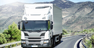 Resumen de las medidas tributarias aprobadas por el Gobierno para 2026 Por Raquel Arias 26 Diciembre 2025 0 tamaño de la fuente Imprimir Email Camión recargando electricidad Camión recargando electricidadTransporte Profesional El Gobierno de España ha aprobado el Real Decreto-ley 16/2025, de 23 de diciembre, por el que se prorrogan determinadas medidas para hacer frente a situaciones de vulnerabilidad social, y se adoptan medidas urgentes en materia tributaria y de Seguridad Social. Entre las medidas aprobadas por el Gobierno en materia fiscal, económico o tributario, figura la prórroga del régimen de módulos para los trabajadores por cuenta propia, la fijación del nuevo salario mínimo interprofesional para 2026 o la deducción por la adquisición de vehículos eléctricos enchufables, de pila de combustible y puntos de recarga eléctrica. Para el ejercicio 2026 y hasta la aprobación de la correspondiente Ley de Presupuestos Generales del Estado, las bases mínimas de cotización, de los grupos de cotización de los regímenes que las tengan establecidas, se incrementarán de forma automática en el mismo porcentaje que lo haga el salario mínimo interprofesional, incrementado en un sexto y las bases máximas de cada categoría profesional y el tope máximo de las bases de cotización se fija en 5.101,20 euros mensuales, conforme a lo establecido en el artículo 19.3 y en la disposición transitoria trigésimo octava del texto refundido de la Ley General de la Seguridad Social. Para el año 2026, la cotización correspondiente al Mecanismo de Equidad Intergeneracional, de acuerdo con la disposición transitoria cuadragésima tercera del texto refundido de la Ley General de la Seguridad Social, será de 0,90 puntos porcentuales. Modificación de la Ley 35/2006, del Impuesto sobre la Renta de las Personas Físicas Los contribuyentes podrán deducir el 15% del valor de adquisición de un vehículo eléctrico nuevo, en cualquiera de las siguientes circunstancias: a) Cuando el vehículo se adquiera desde la entrada en vigor del Real Decreto ley 5/2023, de 28 de junio, por el que se adoptan y prorrogan determinadas medidas de respuesta a las consecuencias económicas y sociales de la Guerra de Ucrania, de apoyo a la reconstrucción de la isla de La Palma y a otras situaciones de vulnerabilidad; de transposición de Directivas de la Unión Europea en materia de modificaciones estructurales de sociedades mercantiles y conciliación de la vida familiar y la vida profesional de los progenitores y los cuidadores; y de ejecución y cumplimiento del Derecho de la Unión Europea, hasta el 31 de diciembre de 2026. b) Cuando se abone al vendedor desde la entrada en vigor del Real Decreto-ley 5/2023, de 28 de junio, por el que se adoptan y prorrogan determinadas medidas de respuesta a las consecuencias económicas y sociales de la Guerra de Ucrania, de apoyo a la reconstrucción de la isla de La Palma y a otras situaciones de vulnerabilidad; de transposición de Directivas de la Unión Europea en materia de modificaciones estructurales de sociedades mercantiles y conciliación de la vida familiar y la vida profesional de los progenitores y los cuidadores; y de ejecución y cumplimiento del Derecho de la Unión Europea, hasta el 31 de diciembre de 2026, una cantidad a cuenta para la futura adquisición del vehículo que represente, al menos, el 25% del valor de adquisición. En este caso, la deducción se practicará en el periodo impositivo en el que se abone tal cantidad, debiendo abonarse el resto y adquirirse el vehículo antes de que finalice el segundo período impositivo inmediato posterior a aquel en el que se produjo el pago de tal cantidad. En ambos casos, la base máxima de la deducción será 20.000 euros y estará constituida por el valor de adquisición del vehículo, incluidos los gastos y tributos inherentes a la adquisición, debiendo descontar aquellas cuantías que, en su caso, hubieran sido subvencionadas o fueran a serlo a través de un programa de ayudas públicas. En este caso, la deducción se practicará en el periodo impositivo en el que el vehículo sea matriculado. Para los ejercicios 2016 a 2026, ambos inclusive, las magnitudes de 150.000 y 75.000 euros a que se refiere el apartado a’) de la letra b) de la norma 3.ª del apartado 1 del artículo 31 de esta Ley, quedan fijadas en 250.000 y 125.000 euros, respectivamente. Modificación de la Ley 27/2014, de 27 de noviembre, del Impuesto sobre Sociedades Las inversiones en instalaciones destinadas al autoconsumo de energía eléctrica que utilicen energía procedente de fuentes renovables de acuerdo con lo definido en el Real Decreto 244/2019, de 5 de abril, por el que se regulan las condiciones administrativas, técnicas y económicas del autoconsumo de energía eléctrica, así como aquellas instalaciones para uso térmico de consumo propio que utilicen energía procedente de fuentes renovables, que sustituyan instalaciones que utilicen energía procedente de fuentes no renovables fósiles y que sean puestas a disposición del contribuyente a partir de la entrada en vigor del Real Decreto-ley 18/2022, de 18 de octubre, por el que se aprueban medidas de refuerzo de la protección de los consumidores de energía y de contribución a la reducción del consumo de gas natural en aplicación del ''Plan + seguridad para tu energía (+SE)'', así como medidas en materia de retribuciones del personal al servicio del sector público y de protección de las personas trabajadoras agrarias eventuales afectadas por la sequía, y entren en funcionamiento en 2023, 2024, 2025 y 2026, podrán ser amortizadas libremente. La cuantía máxima de la inversión que podrá beneficiarse del régimen de libertad de amortización será de 500.000 euros Libertad de amortización en determinados vehículos y en nuevas infraestructuras de recarga Las inversiones en vehículos nuevos FCV, FCHV, BEV, REEV o PHEV, según definición del anexo II del Reglamento General de Vehículos, aprobado por el Real Decreto 2822/1998, de 23 de diciembre, afectos a actividades económicas y que entren en funcionamiento en los períodos impositivos que se inicien en los años 2024, 2025 y 2026, podrán ser amortizadas libremente. Las inversiones en nuevas infraestructuras de recarga de vehículos eléctricos, de potencia normal o de alta potencia, en los términos definidos en el artículo 2 del Reglamento (UE) 2023/1804 del Parlamento Europeo y del Consejo de 13 de septiembre de 2023 relativo a la implantación de una infraestructura para los combustibles alternativos y por el que se deroga la Directiva 2014/94/UE, afectas a actividades económicas, y que entren en funcionamiento en los períodos impositivos que se inicien en los años 2024, 2025 y 2026 podrán ser amortizadas libremente. Obligación de comunicación del código de la Clasificación Nacional de Actividades Económicas 2025 (CNAE-2025) En el caso de que los sujetos responsables de la obligación del ingreso de las cuotas de la Seguridad Social no hubieran comunicado a la Tesorería General de la Seguridad Social el nuevo código de la Clasificación Nacional de Actividades Económicas 2025, de conformidad con lo dispuesto en la disposición adicional única del Real Decreto 10/2025, de 14 de enero, por el que se aprueba la Clasificación Nacional de Actividades Económicas 2025 (CNAE-2025), en las liquidaciones de cuotas de la Seguridad Social que se practiquen a partir del 1 de enero de 2026 se aplicará, para la cobertura de las contingencias profesionales, el tipo de cotización superior de aquellos que sean aplicables a la totalidad de los códigos de la CNAE-2025 respecto de los que el código de la CNAE-2009 tenga una correspondencia, según las tablas publicadas por el Instituto Nacional de Estadística.