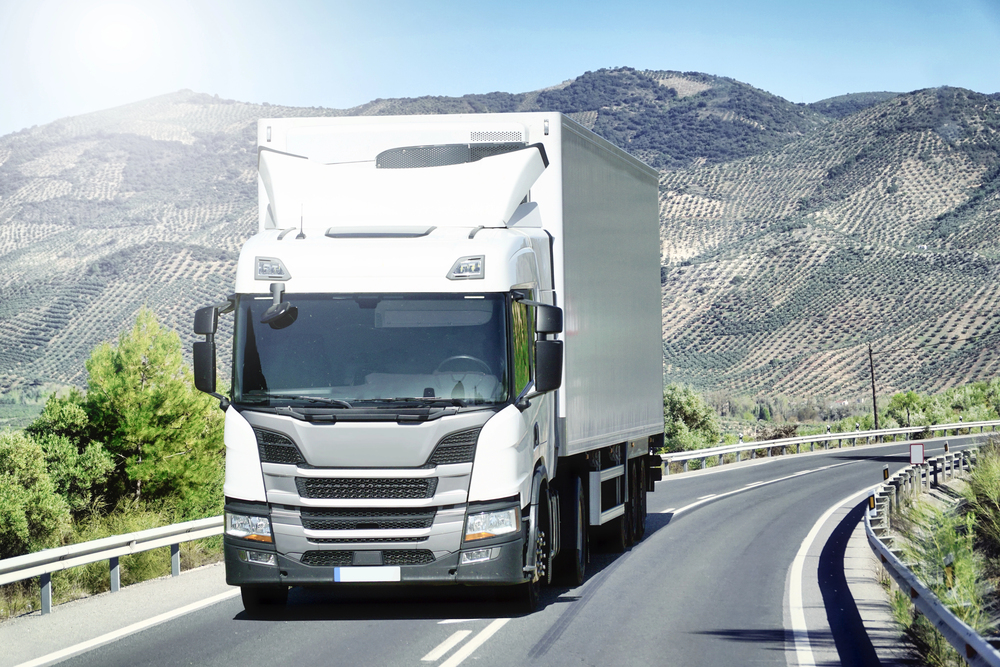 Resumen de las medidas tributarias aprobadas por el Gobierno para 2026 Por Raquel Arias 26 Diciembre 2025 0 tamaño de la fuente Imprimir Email Camión recargando electricidad Camión recargando electricidadTransporte Profesional El Gobierno de España ha aprobado el Real Decreto-ley 16/2025, de 23 de diciembre, por el que se prorrogan determinadas medidas para hacer frente a situaciones de vulnerabilidad social, y se adoptan medidas urgentes en materia tributaria y de Seguridad Social. Entre las medidas aprobadas por el Gobierno en materia fiscal, económico o tributario, figura la prórroga del régimen de módulos para los trabajadores por cuenta propia, la fijación del nuevo salario mínimo interprofesional para 2026 o la deducción por la adquisición de vehículos eléctricos enchufables, de pila de combustible y puntos de recarga eléctrica. Para el ejercicio 2026 y hasta la aprobación de la correspondiente Ley de Presupuestos Generales del Estado, las bases mínimas de cotización, de los grupos de cotización de los regímenes que las tengan establecidas, se incrementarán de forma automática en el mismo porcentaje que lo haga el salario mínimo interprofesional, incrementado en un sexto y las bases máximas de cada categoría profesional y el tope máximo de las bases de cotización se fija en 5.101,20 euros mensuales, conforme a lo establecido en el artículo 19.3 y en la disposición transitoria trigésimo octava del texto refundido de la Ley General de la Seguridad Social. Para el año 2026, la cotización correspondiente al Mecanismo de Equidad Intergeneracional, de acuerdo con la disposición transitoria cuadragésima tercera del texto refundido de la Ley General de la Seguridad Social, será de 0,90 puntos porcentuales. Modificación de la Ley 35/2006, del Impuesto sobre la Renta de las Personas Físicas Los contribuyentes podrán deducir el 15% del valor de adquisición de un vehículo eléctrico nuevo, en cualquiera de las siguientes circunstancias: a) Cuando el vehículo se adquiera desde la entrada en vigor del Real Decreto ley 5/2023, de 28 de junio, por el que se adoptan y prorrogan determinadas medidas de respuesta a las consecuencias económicas y sociales de la Guerra de Ucrania, de apoyo a la reconstrucción de la isla de La Palma y a otras situaciones de vulnerabilidad; de transposición de Directivas de la Unión Europea en materia de modificaciones estructurales de sociedades mercantiles y conciliación de la vida familiar y la vida profesional de los progenitores y los cuidadores; y de ejecución y cumplimiento del Derecho de la Unión Europea, hasta el 31 de diciembre de 2026. b) Cuando se abone al vendedor desde la entrada en vigor del Real Decreto-ley 5/2023, de 28 de junio, por el que se adoptan y prorrogan determinadas medidas de respuesta a las consecuencias económicas y sociales de la Guerra de Ucrania, de apoyo a la reconstrucción de la isla de La Palma y a otras situaciones de vulnerabilidad; de transposición de Directivas de la Unión Europea en materia de modificaciones estructurales de sociedades mercantiles y conciliación de la vida familiar y la vida profesional de los progenitores y los cuidadores; y de ejecución y cumplimiento del Derecho de la Unión Europea, hasta el 31 de diciembre de 2026, una cantidad a cuenta para la futura adquisición del vehículo que represente, al menos, el 25% del valor de adquisición. En este caso, la deducción se practicará en el periodo impositivo en el que se abone tal cantidad, debiendo abonarse el resto y adquirirse el vehículo antes de que finalice el segundo período impositivo inmediato posterior a aquel en el que se produjo el pago de tal cantidad. En ambos casos, la base máxima de la deducción será 20.000 euros y estará constituida por el valor de adquisición del vehículo, incluidos los gastos y tributos inherentes a la adquisición, debiendo descontar aquellas cuantías que, en su caso, hubieran sido subvencionadas o fueran a serlo a través de un programa de ayudas públicas. En este caso, la deducción se practicará en el periodo impositivo en el que el vehículo sea matriculado. Para los ejercicios 2016 a 2026, ambos inclusive, las magnitudes de 150.000 y 75.000 euros a que se refiere el apartado a’) de la letra b) de la norma 3.ª del apartado 1 del artículo 31 de esta Ley, quedan fijadas en 250.000 y 125.000 euros, respectivamente. Modificación de la Ley 27/2014, de 27 de noviembre, del Impuesto sobre Sociedades Las inversiones en instalaciones destinadas al autoconsumo de energía eléctrica que utilicen energía procedente de fuentes renovables de acuerdo con lo definido en el Real Decreto 244/2019, de 5 de abril, por el que se regulan las condiciones administrativas, técnicas y económicas del autoconsumo de energía eléctrica, así como aquellas instalaciones para uso térmico de consumo propio que utilicen energía procedente de fuentes renovables, que sustituyan instalaciones que utilicen energía procedente de fuentes no renovables fósiles y que sean puestas a disposición del contribuyente a partir de la entrada en vigor del Real Decreto ley 18/2022, de 18 de octubre, por el que se aprueban medidas de refuerzo de la protección de los consumidores de energía y de contribución a la reducción del consumo de gas natural en aplicación del ''Plan + seguridad para tu energía (+SE)'', así como medidas en materia de retribuciones del personal al servicio del sector público y de protección de las personas trabajadoras agrarias eventuales afectadas por la sequía, y entren en funcionamiento en 2023, 2024, 2025 y 2026, podrán ser amortizadas libremente. La cuantía máxima de la inversión que podrá beneficiarse del régimen de libertad de amortización será de 500.000 euros Libertad de amortización en determinados vehículos y en nuevas infraestructuras de recarga Las inversiones en vehículos nuevos FCV, FCHV, BEV, REEV o PHEV, según definición del anexo II del Reglamento General de Vehículos, aprobado por el Real Decreto 2822/1998, de 23 de diciembre, afectos a actividades económicas y que entren en funcionamiento en los períodos impositivos que se inicien en los años 2024, 2025 y 2026, podrán ser amortizadas libremente. Las inversiones en nuevas infraestructuras de recarga de vehículos eléctricos, de potencia normal o de alta potencia, en los términos definidos en el artículo 2 del Reglamento (UE) 2023/1804 del Parlamento Europeo y del Consejo de 13 de septiembre de 2023 relativo a la implantación de una infraestructura para los combustibles alternativos y por el que se deroga la Directiva 2014/94/UE, afectas a actividades económicas, y que entren en funcionamiento en los períodos impositivos que se inicien en los años 2024, 2025 y 2026 podrán ser amortizadas libremente. Obligación de comunicación del código de la Clasificación Nacional de Actividades Económicas 2025 (CNAE-2025) En el caso de que los sujetos responsables de la obligación del ingreso de las cuotas de la Seguridad Social no hubieran comunicado a la Tesorería General de la Seguridad Social el nuevo código de la Clasificación Nacional de Actividades Económicas 2025, de conformidad con lo dispuesto en la disposición adicional única del Real Decreto 10/2025, de 14 de enero, por el que se aprueba la Clasificación Nacional de Actividades Económicas 2025 (CNAE-2025), en las liquidaciones de cuotas de la Seguridad Social que se practiquen a partir del 1 de enero de 2026 se aplicará, para la cobertura de las contingencias profesionales, el tipo de cotización superior de aquellos que sean aplicables a la totalidad de los códigos de la CNAE-2025 respecto de los que el código de la CNAE-2009 tenga una correspondencia, según las tablas publicadas por el Instituto Nacional de Estadística.