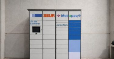 SEUR facilita la recogida de paquetes en el Metro de Madrid con una red de taquillas en la Línea 3
