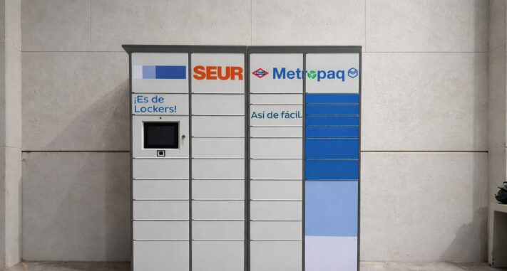 SEUR facilita la recogida de paquetes en el Metro de Madrid con una red de taquillas en la Línea 3