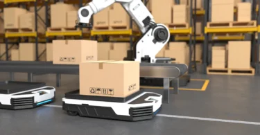 robot-arm-picks-up-box-autonomous